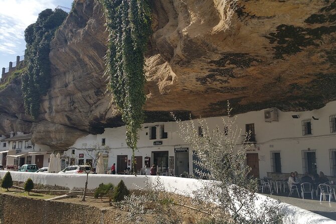 Tour in Ronda with Guided Visit and Setenil de las Bodegas - First stop: El Tajo de Ronda and Puente Nuevo views