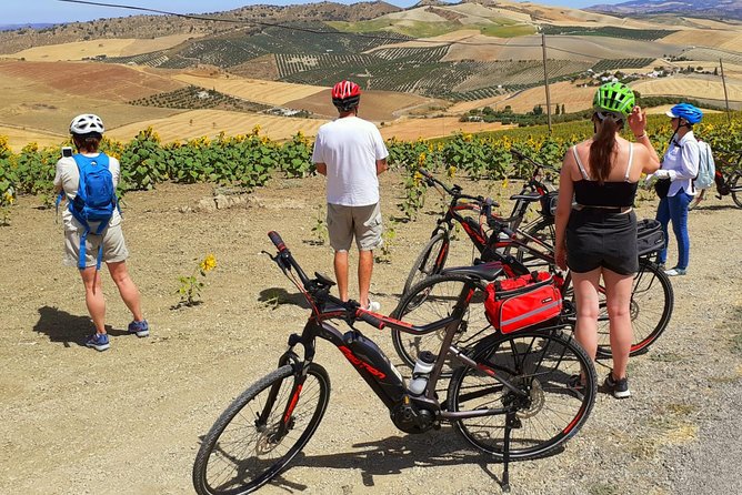 Wine, Tapas & Lake Zahara by e-bike incl Ronda pickup (full day) - Stop 1: Zahara de la Sierra, the small white village payoff